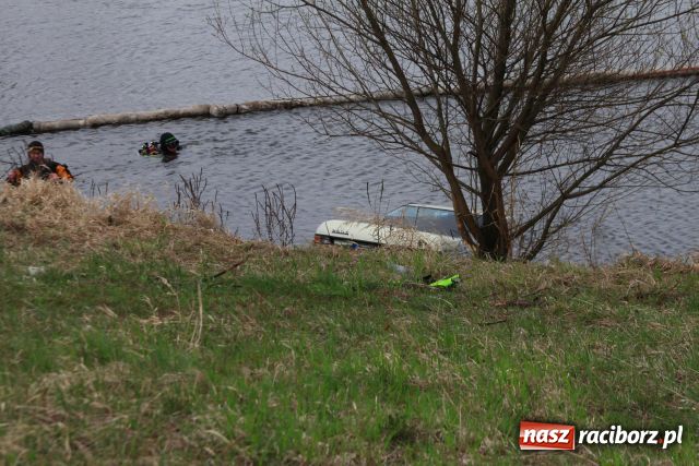 Zdjęcie w galerii na portalu naszraciborz.pl: Zatopiony mercedes już na brzegu wiadomości z regionu