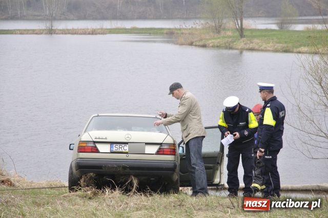 Zdjęcie w galerii na portalu naszraciborz.pl: Zatopiony mercedes już na brzegu wiadomości z regionu