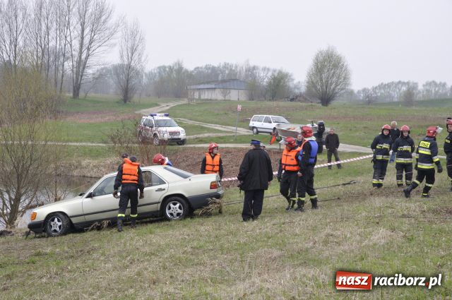 Zdjęcie w galerii na portalu naszraciborz.pl: Zatopiony mercedes już na brzegu wiadomości z regionu