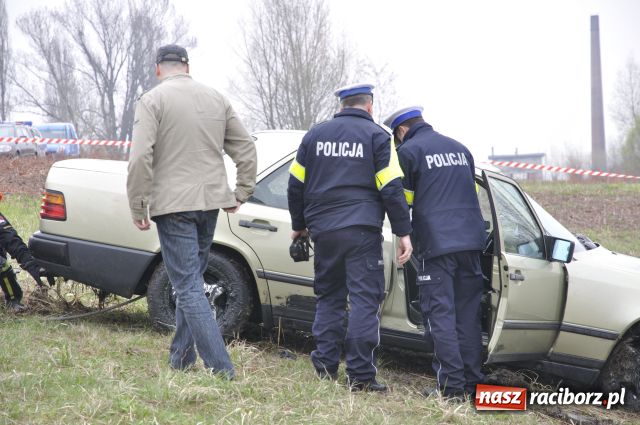 Zdjęcie w galerii na portalu naszraciborz.pl: Zatopiony mercedes już na brzegu wiadomości z regionu