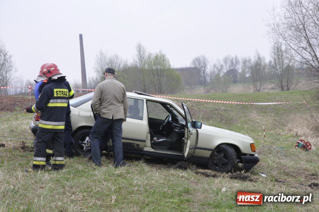 Zdjęcie w galerii na portalu naszraciborz.pl: Zatopiony mercedes już na brzegu wiadomości z regionu