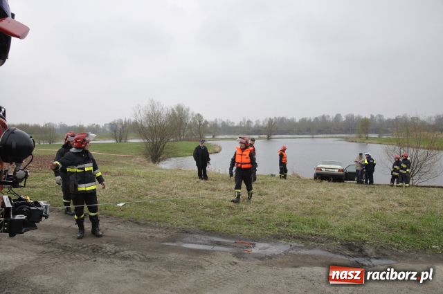 Zdjęcie w galerii na portalu naszraciborz.pl: Zatopiony mercedes już na brzegu wiadomości z regionu
