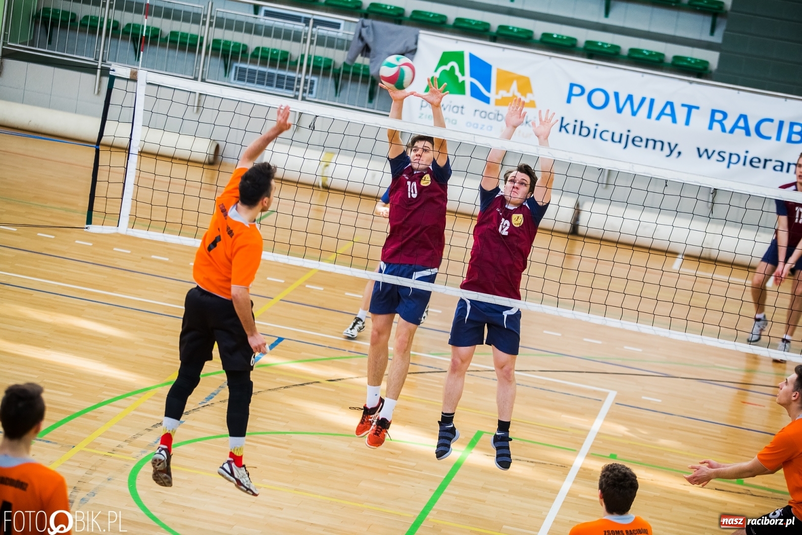 Zdjęcie w galerii na portalu naszraciborz.pl: Finały miejskie w siatkówce chłopców w Arenie Rafako wiadomości z regionu