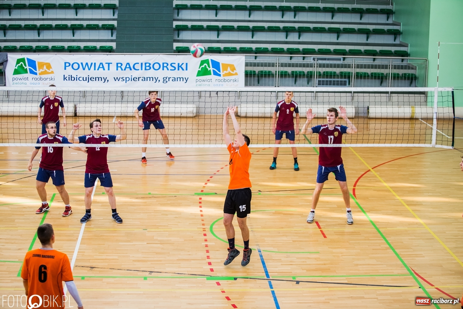 Zdjęcie w galerii na portalu naszraciborz.pl: Finały miejskie w siatkówce chłopców w Arenie Rafako wiadomości z regionu