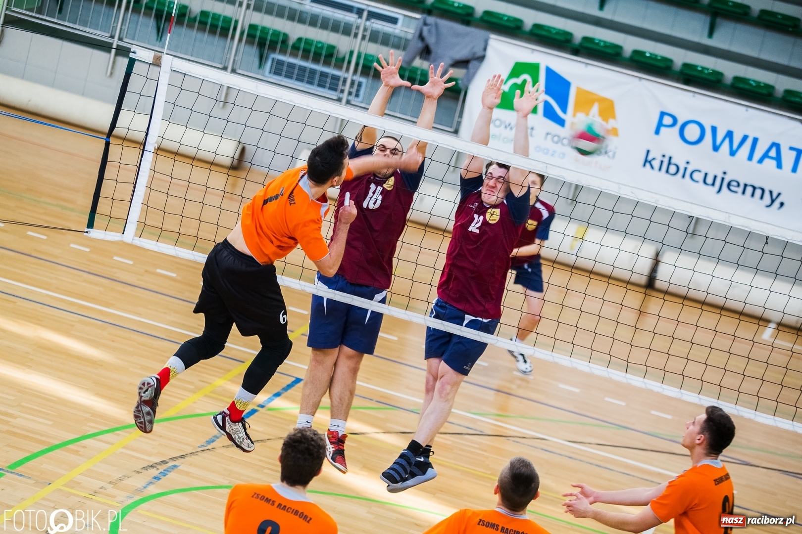 Zdjęcie w galerii na portalu naszraciborz.pl: Finały miejskie w siatkówce chłopców w Arenie Rafako wiadomości z regionu