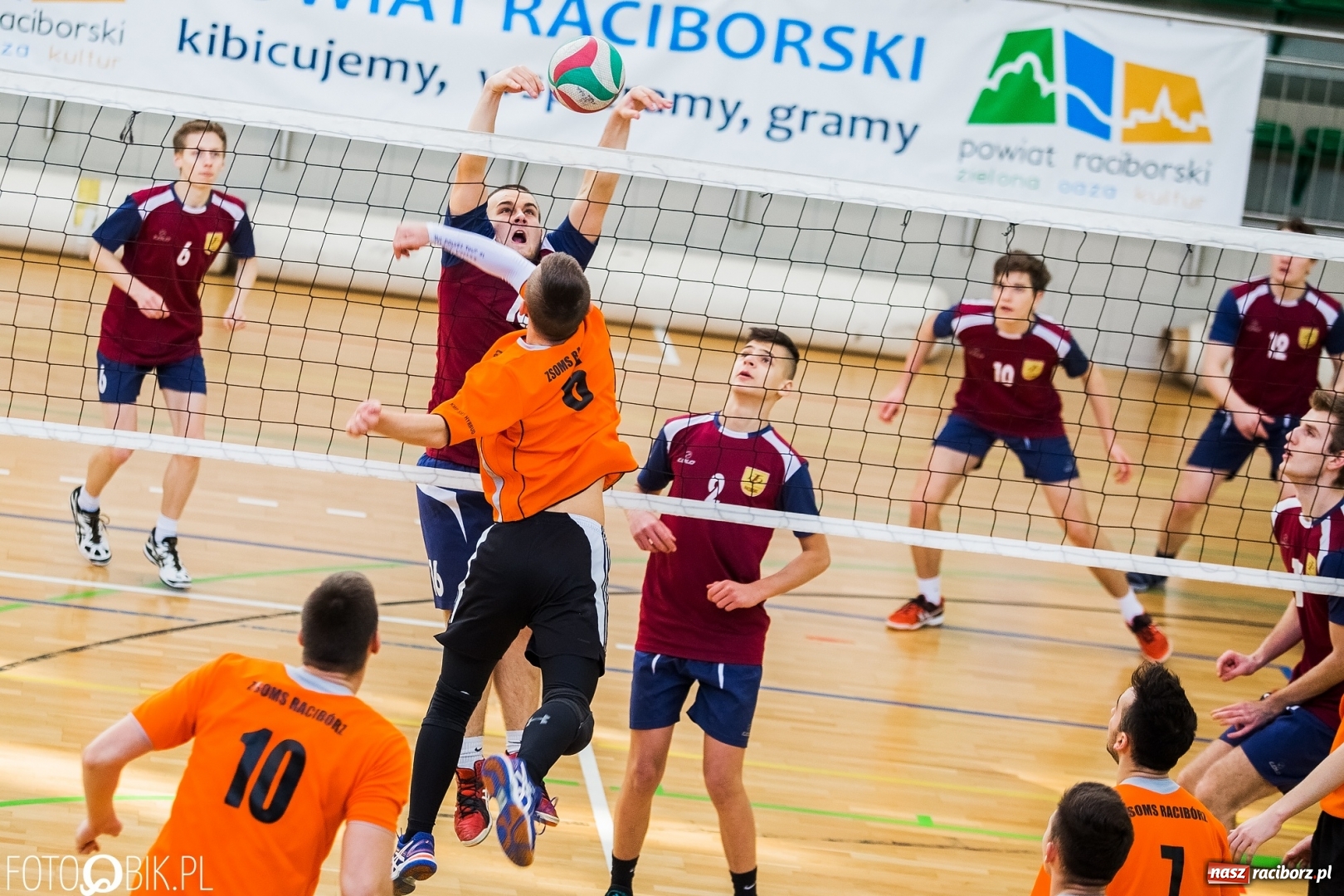 Zdjęcie w galerii na portalu naszraciborz.pl: Finały miejskie w siatkówce chłopców w Arenie Rafako wiadomości z regionu