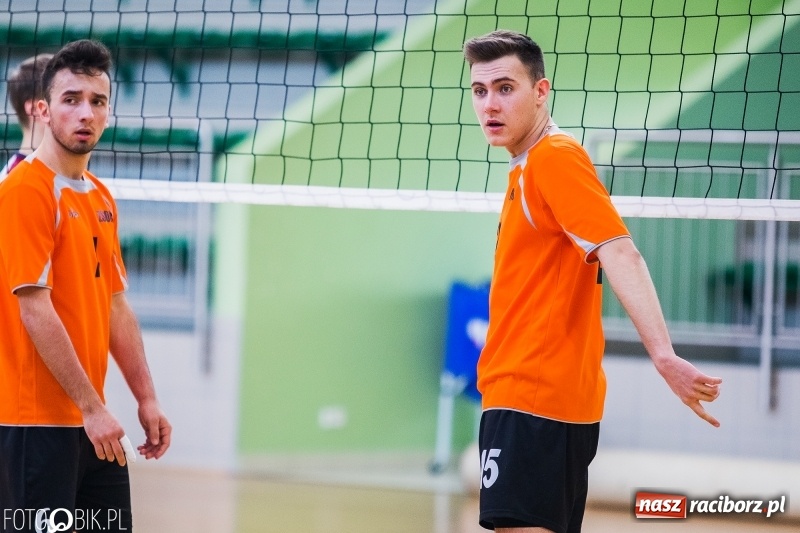 Zdjęcie w galerii na portalu naszraciborz.pl: Finały miejskie w siatkówce chłopców w Arenie Rafako wiadomości z regionu