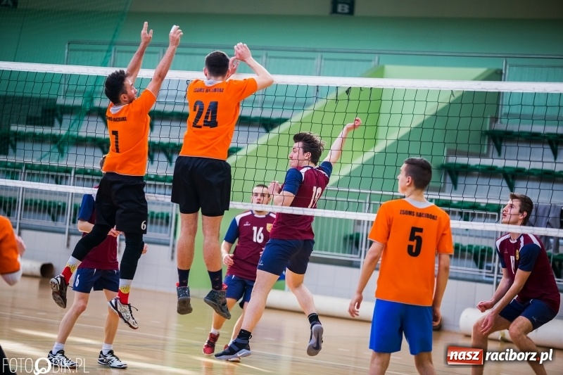 Zdjęcie w galerii na portalu naszraciborz.pl: Finały miejskie w siatkówce chłopców w Arenie Rafako wiadomości z regionu