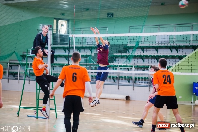 Zdjęcie w galerii na portalu naszraciborz.pl: Finały miejskie w siatkówce chłopców w Arenie Rafako wiadomości z regionu