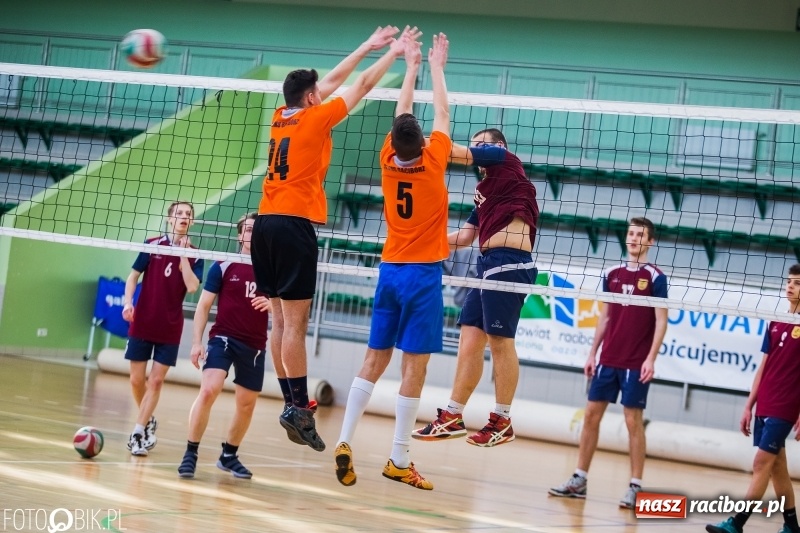 Zdjęcie w galerii na portalu naszraciborz.pl: Finały miejskie w siatkówce chłopców w Arenie Rafako wiadomości z regionu