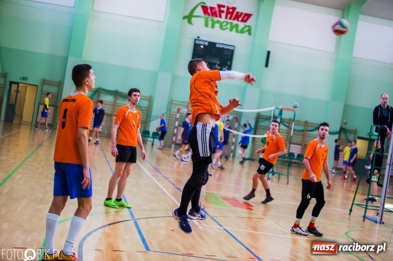 Zdjęcie w galerii na portalu naszraciborz.pl: Finały miejskie w siatkówce chłopców w Arenie Rafako wiadomości z regionu