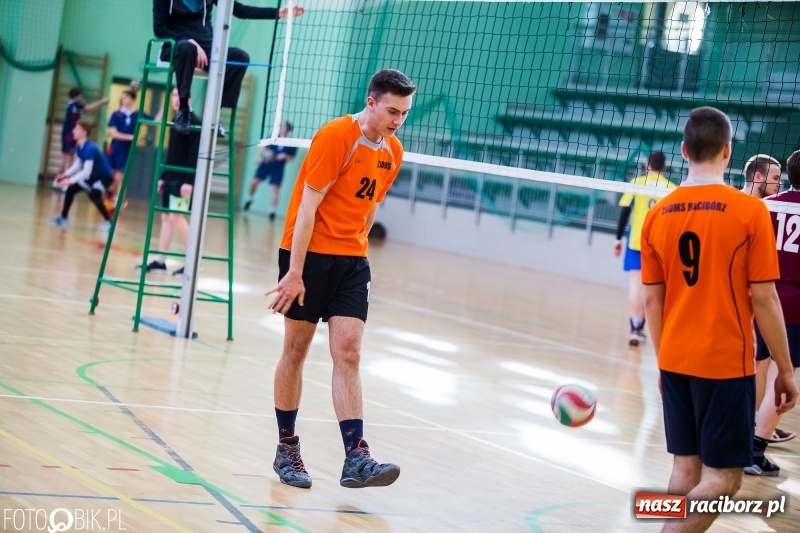 Zdjęcie w galerii na portalu naszraciborz.pl: Finały miejskie w siatkówce chłopców w Arenie Rafako wiadomości z regionu