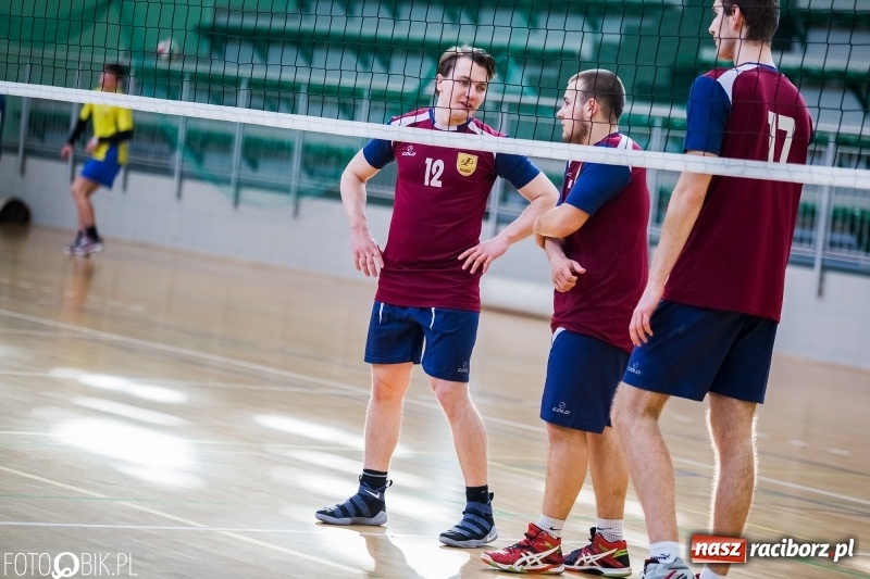 Zdjęcie w galerii na portalu naszraciborz.pl: Finały miejskie w siatkówce chłopców w Arenie Rafako wiadomości z regionu