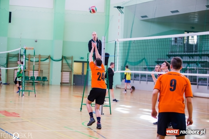 Zdjęcie w galerii na portalu naszraciborz.pl: Finały miejskie w siatkówce chłopców w Arenie Rafako wiadomości z regionu