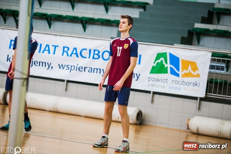 Zdjęcie w galerii na portalu naszraciborz.pl: Finały miejskie w siatkówce chłopców w Arenie Rafako wiadomości z regionu