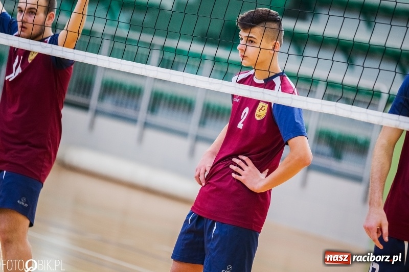 Zdjęcie w galerii na portalu naszraciborz.pl: Finały miejskie w siatkówce chłopców w Arenie Rafako wiadomości z regionu