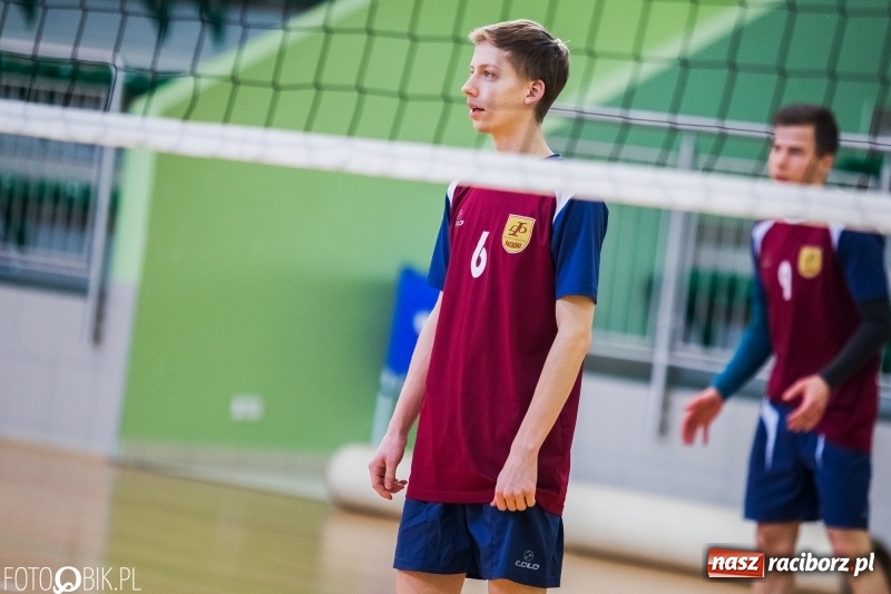 Zdjęcie w galerii na portalu naszraciborz.pl: Finały miejskie w siatkówce chłopców w Arenie Rafako wiadomości z regionu