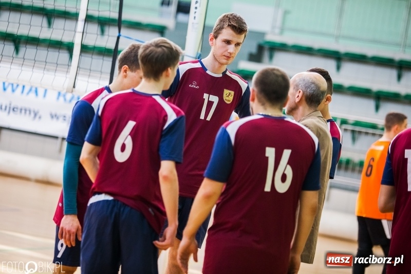 Zdjęcie w galerii na portalu naszraciborz.pl: Finały miejskie w siatkówce chłopców w Arenie Rafako wiadomości z regionu