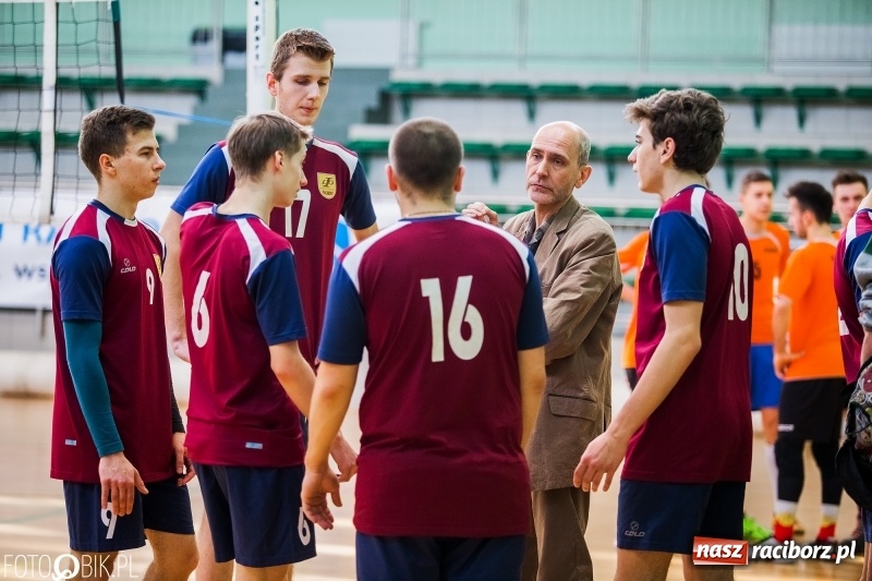 Zdjęcie w galerii na portalu naszraciborz.pl: Finały miejskie w siatkówce chłopców w Arenie Rafako wiadomości z regionu
