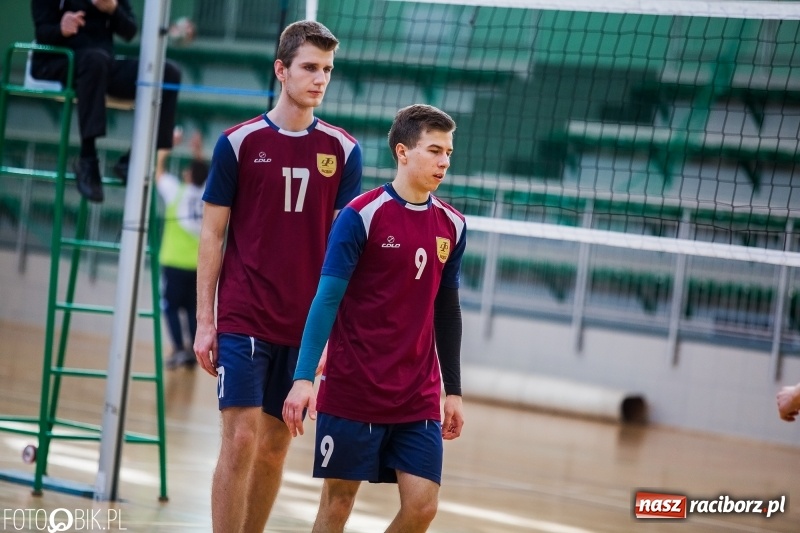 Zdjęcie w galerii na portalu naszraciborz.pl: Finały miejskie w siatkówce chłopców w Arenie Rafako wiadomości z regionu