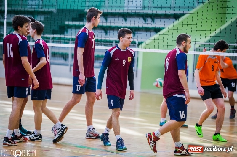Zdjęcie w galerii na portalu naszraciborz.pl: Finały miejskie w siatkówce chłopców w Arenie Rafako wiadomości z regionu
