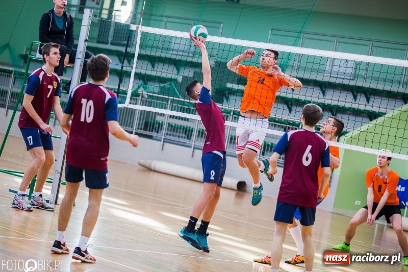 Zdjęcie w galerii na portalu naszraciborz.pl: Finały miejskie w siatkówce chłopców w Arenie Rafako wiadomości z regionu