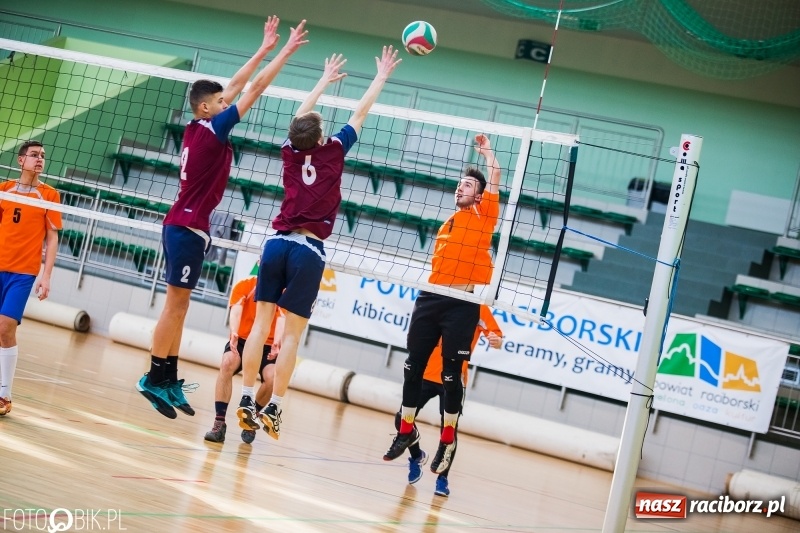 Zdjęcie w galerii na portalu naszraciborz.pl: Finały miejskie w siatkówce chłopców w Arenie Rafako wiadomości z regionu