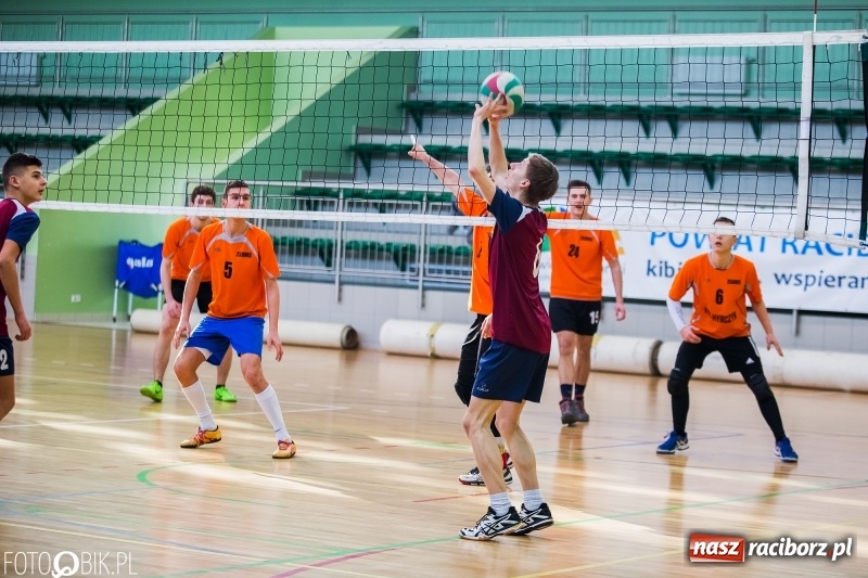 Zdjęcie w galerii na portalu naszraciborz.pl: Finały miejskie w siatkówce chłopców w Arenie Rafako wiadomości z regionu
