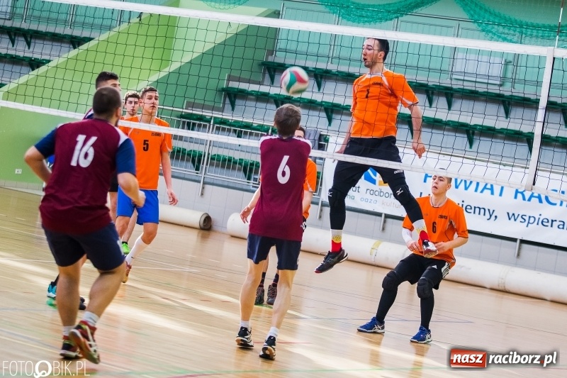 Zdjęcie w galerii na portalu naszraciborz.pl: Finały miejskie w siatkówce chłopców w Arenie Rafako wiadomości z regionu