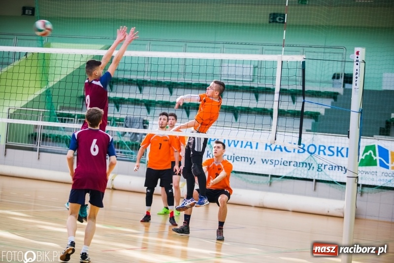 Zdjęcie w galerii na portalu naszraciborz.pl: Finały miejskie w siatkówce chłopców w Arenie Rafako wiadomości z regionu