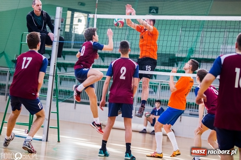 Zdjęcie w galerii na portalu naszraciborz.pl: Finały miejskie w siatkówce chłopców w Arenie Rafako wiadomości z regionu