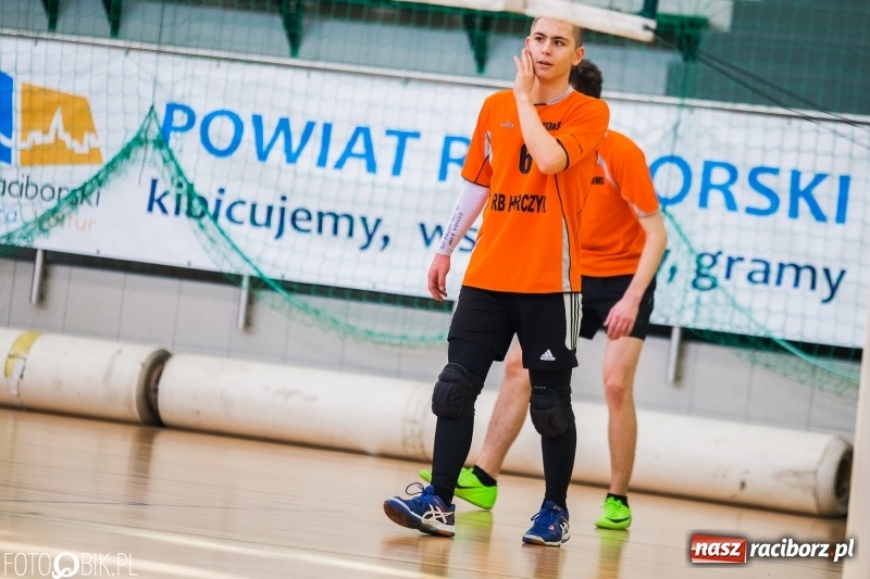Zdjęcie w galerii na portalu naszraciborz.pl: Finały miejskie w siatkówce chłopców w Arenie Rafako wiadomości z regionu