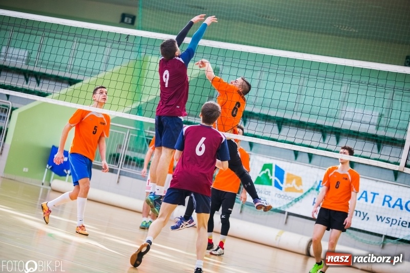 Zdjęcie w galerii na portalu naszraciborz.pl: Finały miejskie w siatkówce chłopców w Arenie Rafako wiadomości z regionu