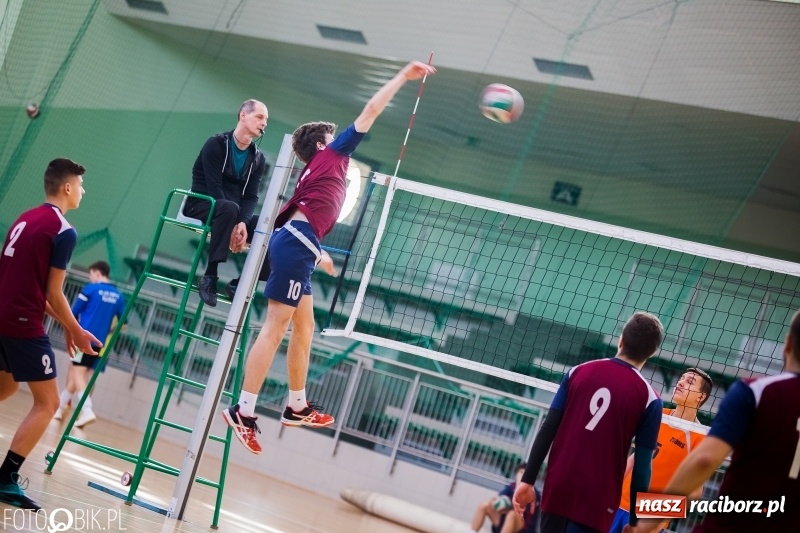 Zdjęcie w galerii na portalu naszraciborz.pl: Finały miejskie w siatkówce chłopców w Arenie Rafako wiadomości z regionu