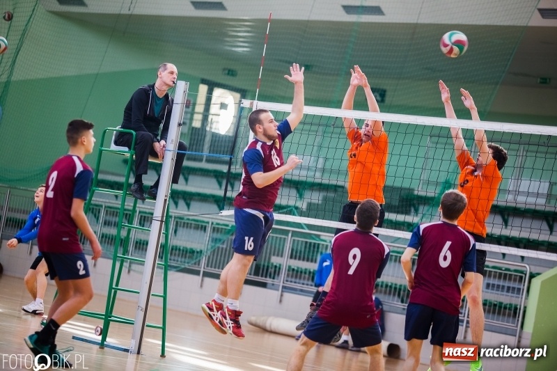 Zdjęcie w galerii na portalu naszraciborz.pl: Finały miejskie w siatkówce chłopców w Arenie Rafako wiadomości z regionu