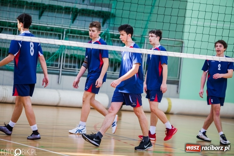 Zdjęcie w galerii na portalu naszraciborz.pl: Finały miejskie w siatkówce chłopców w Arenie Rafako wiadomości z regionu