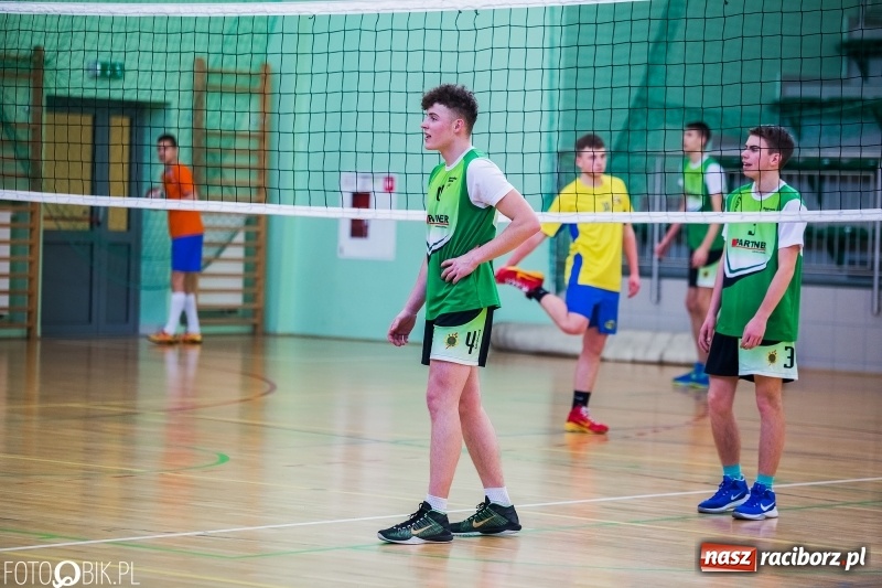 Zdjęcie w galerii na portalu naszraciborz.pl: Finały miejskie w siatkówce chłopców w Arenie Rafako wiadomości z regionu