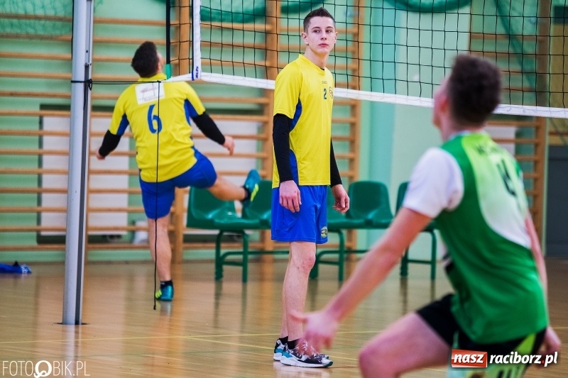 Zdjęcie w galerii na portalu naszraciborz.pl: Finały miejskie w siatkówce chłopców w Arenie Rafako wiadomości z regionu