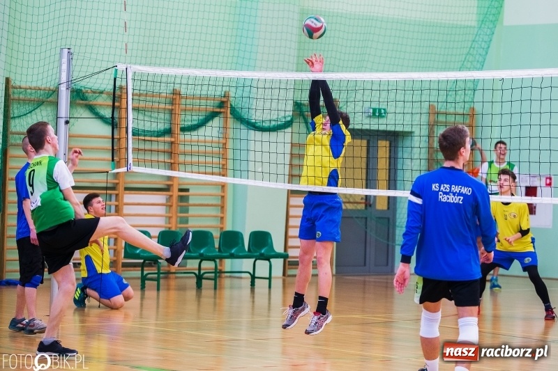 Zdjęcie w galerii na portalu naszraciborz.pl: Finały miejskie w siatkówce chłopców w Arenie Rafako wiadomości z regionu