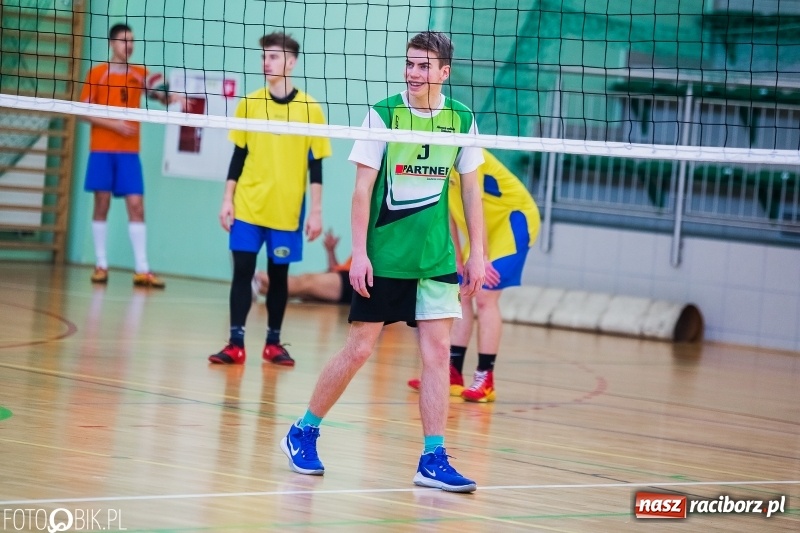 Zdjęcie w galerii na portalu naszraciborz.pl: Finały miejskie w siatkówce chłopców w Arenie Rafako wiadomości z regionu