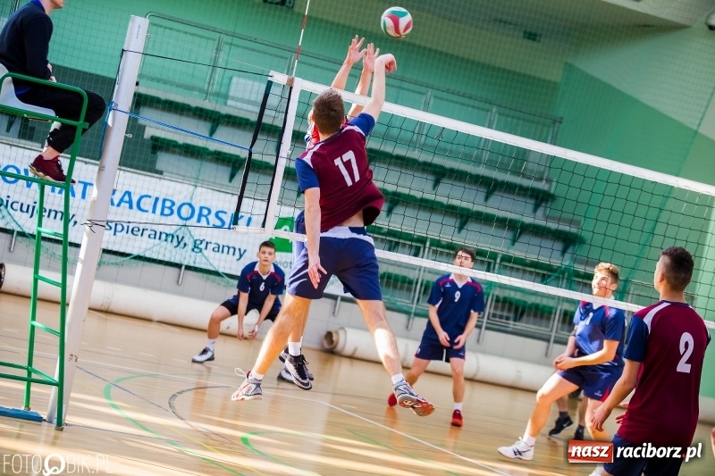Zdjęcie w galerii na portalu naszraciborz.pl: Finały miejskie w siatkówce chłopców w Arenie Rafako wiadomości z regionu