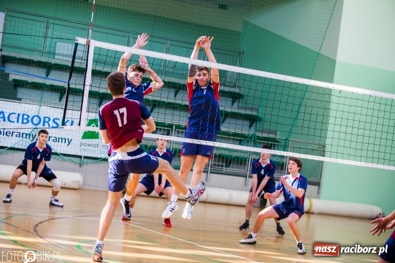 Zdjęcie w galerii na portalu naszraciborz.pl: Finały miejskie w siatkówce chłopców w Arenie Rafako wiadomości z regionu