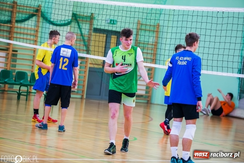 Zdjęcie w galerii na portalu naszraciborz.pl: Finały miejskie w siatkówce chłopców w Arenie Rafako wiadomości z regionu