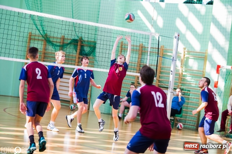Zdjęcie w galerii na portalu naszraciborz.pl: Finały miejskie w siatkówce chłopców w Arenie Rafako wiadomości z regionu