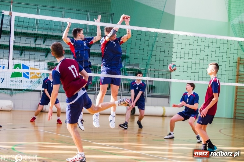 Zdjęcie w galerii na portalu naszraciborz.pl: Finały miejskie w siatkówce chłopców w Arenie Rafako wiadomości z regionu