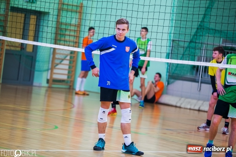 Zdjęcie w galerii na portalu naszraciborz.pl: Finały miejskie w siatkówce chłopców w Arenie Rafako wiadomości z regionu
