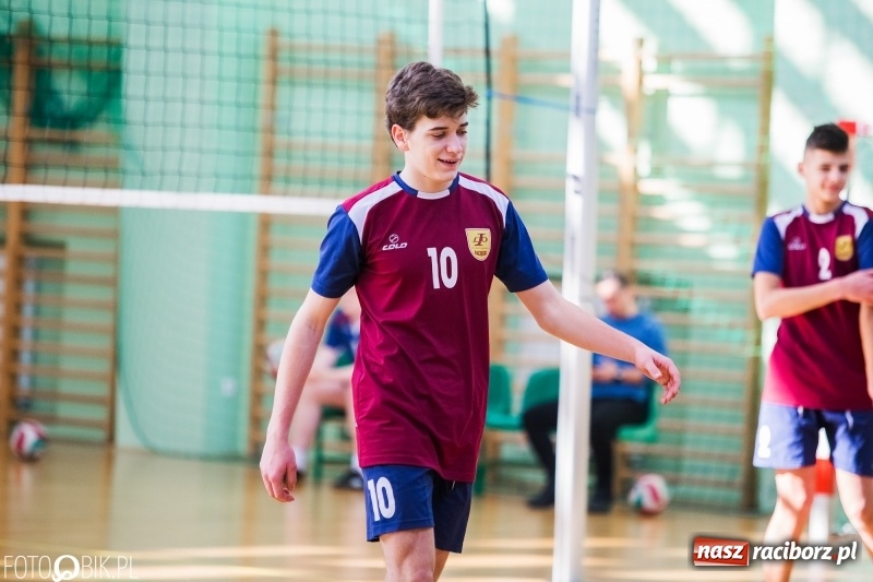 Zdjęcie w galerii na portalu naszraciborz.pl: Finały miejskie w siatkówce chłopców w Arenie Rafako wiadomości z regionu