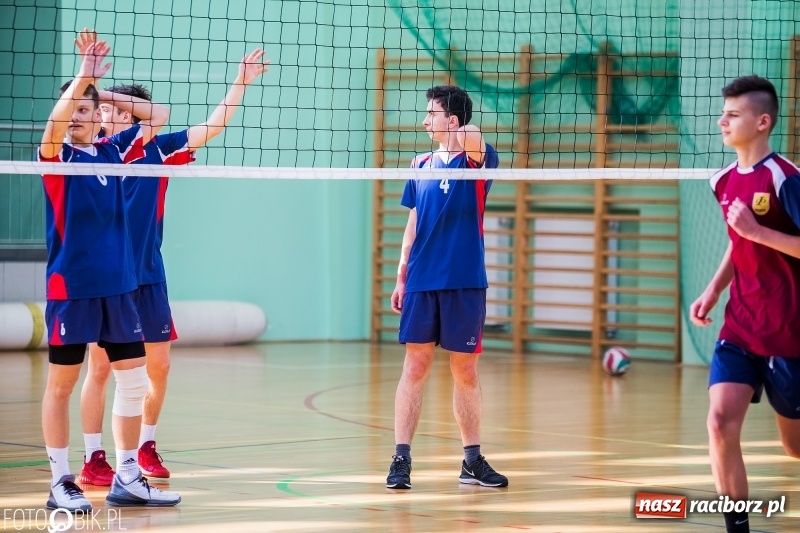 Zdjęcie w galerii na portalu naszraciborz.pl: Finały miejskie w siatkówce chłopców w Arenie Rafako wiadomości z regionu