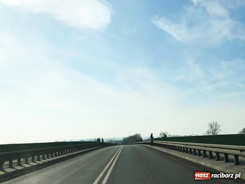 Zdjęcie w galerii na portalu naszraciborz.pl: Młody mężczyzna chciał skoczyć z mostu na trasie Krzyżanowice-Buków wiadomości z regionu