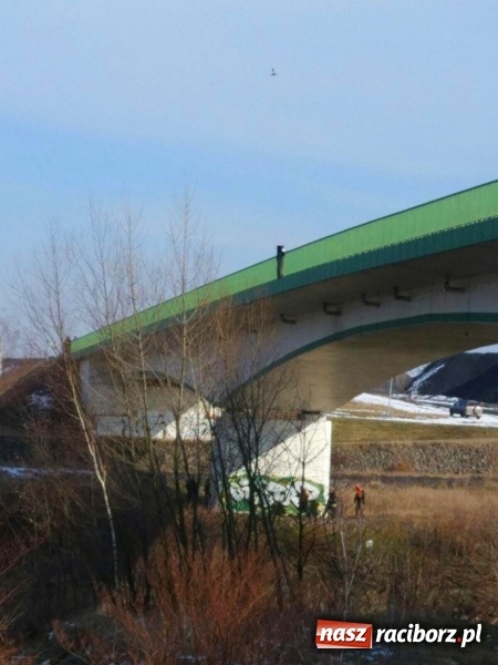 Zdjęcie w galerii na portalu naszraciborz.pl: Młody mężczyzna chciał skoczyć z mostu na trasie Krzyżanowice-Buków wiadomości z regionu
